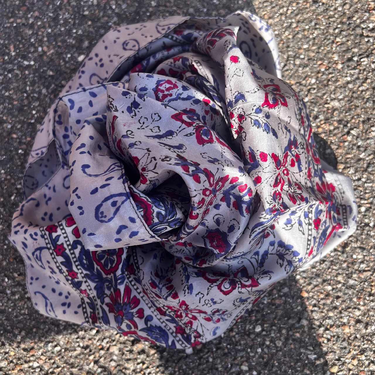 Sølvgrå silketørklæde med blomstret print