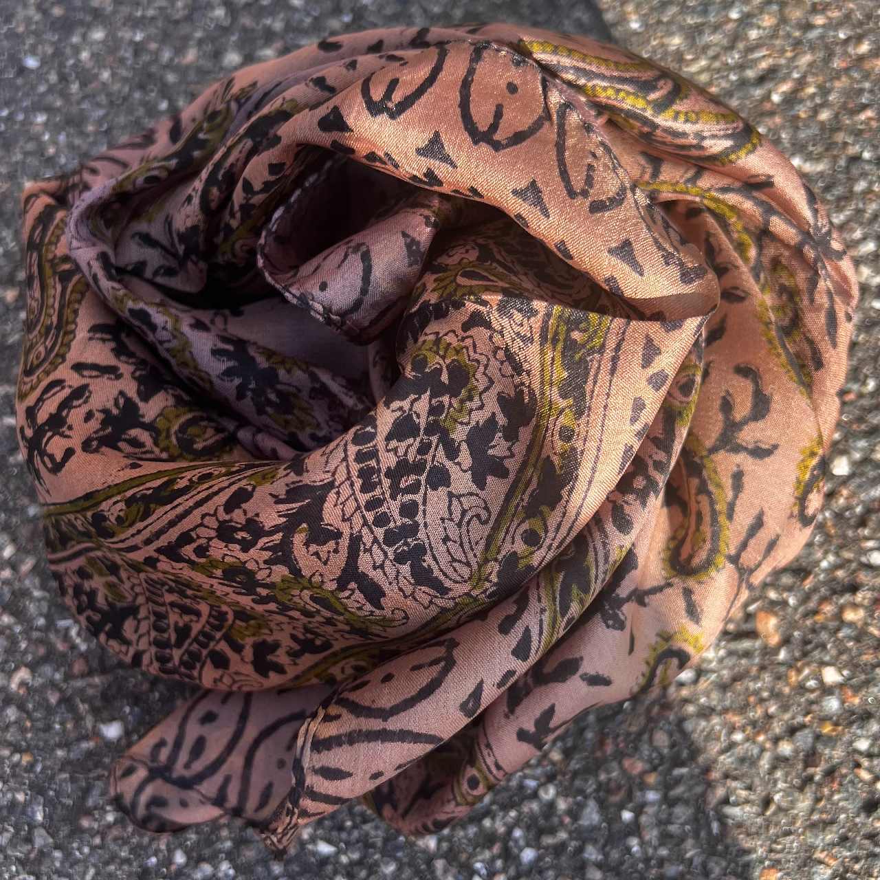 Gyldenbrunt silketørklæde med print