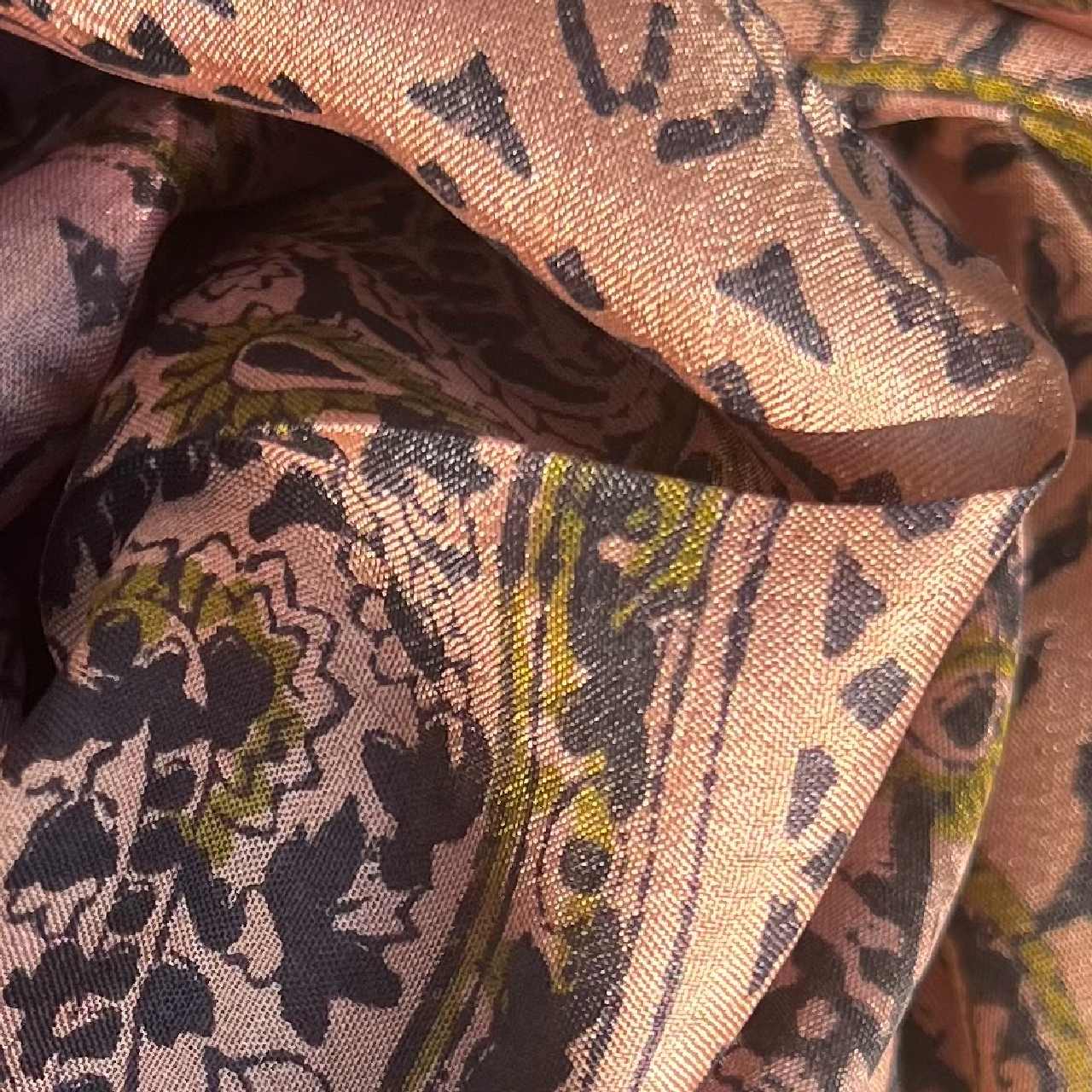 Gyldenbrunt silketørklæde med print