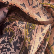 Gyldenbrunt silketørklæde med print