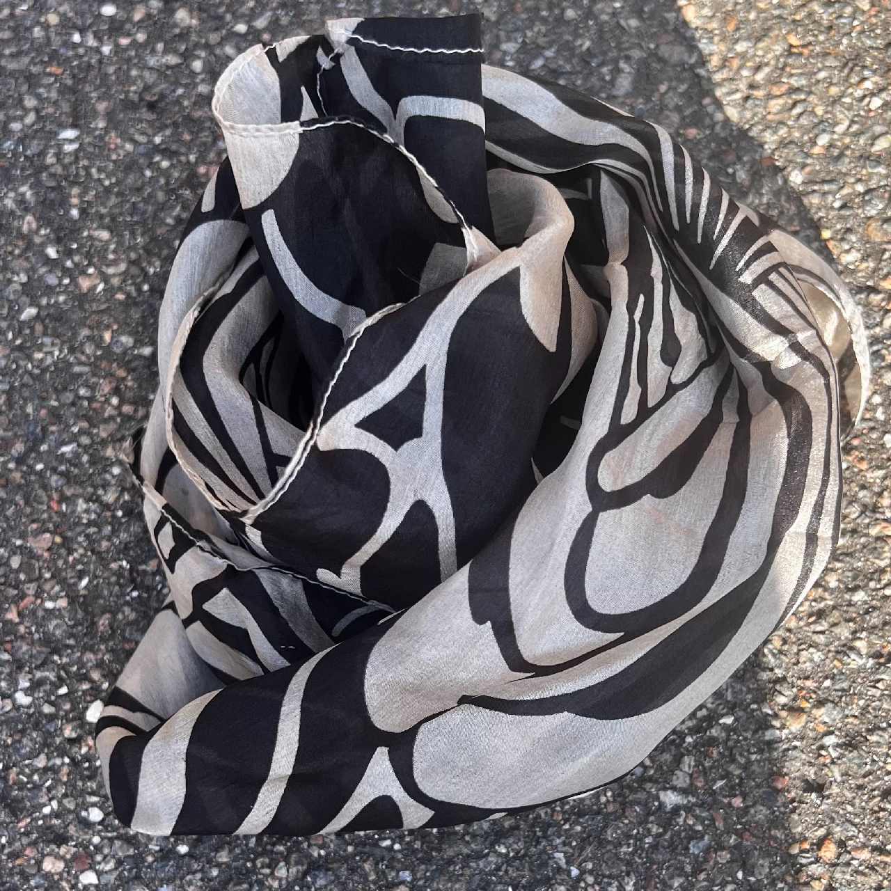 Sort gyldent silketørklæde med print