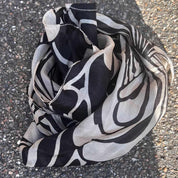 Sort gyldent silketørklæde med print