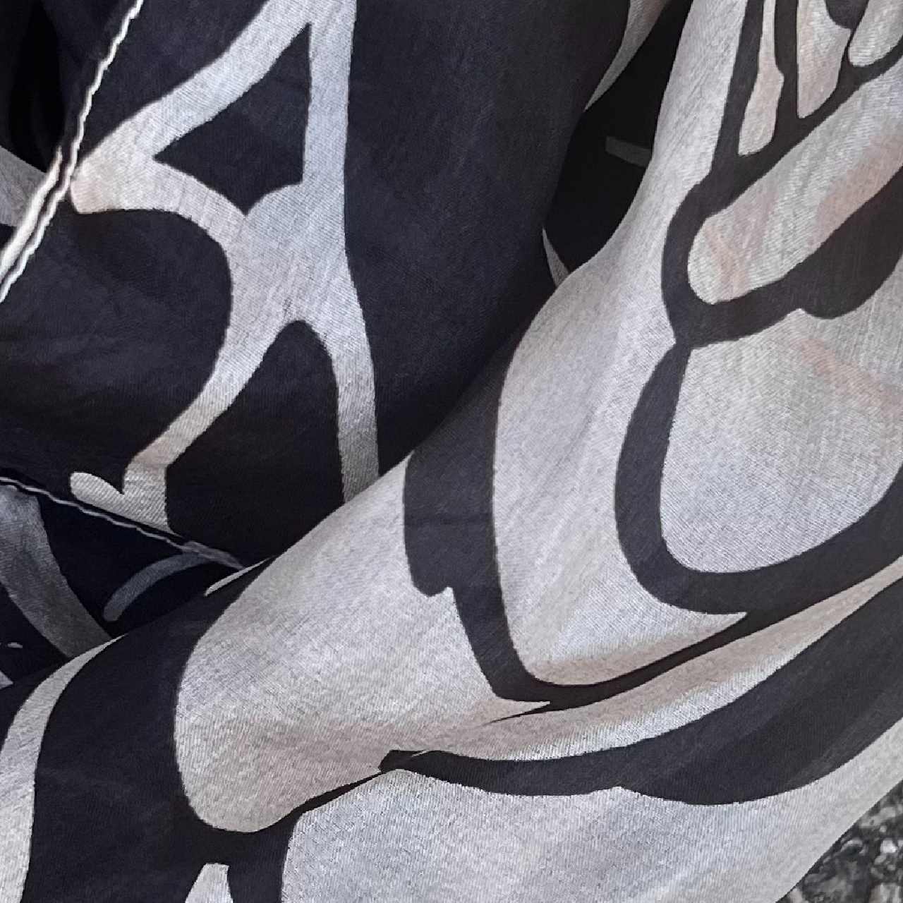 Sort gyldent silketørklæde med print