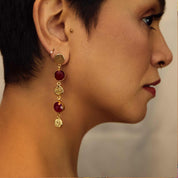 Guldbelagt ørering med rød  onyx