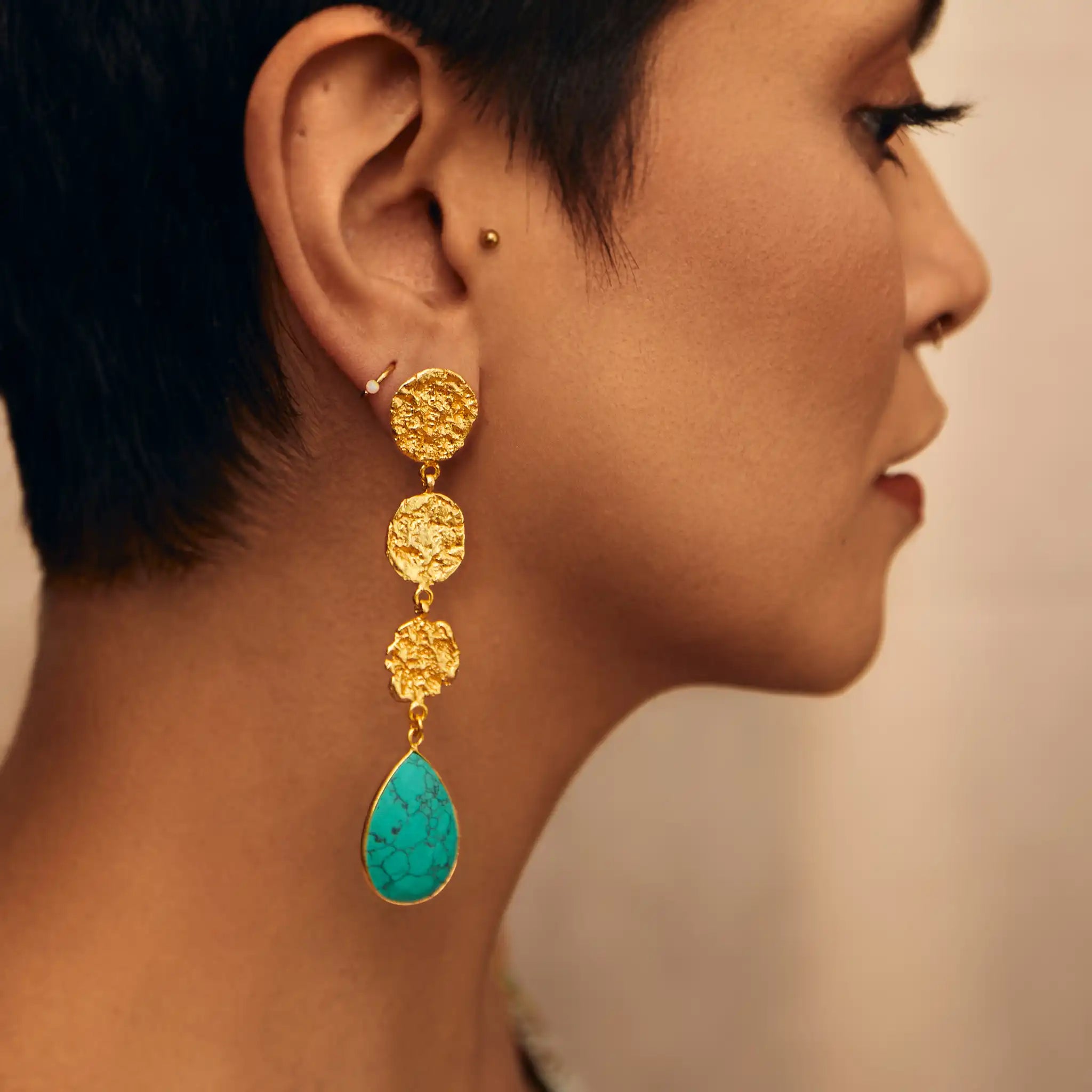 Guldbelagt ørering med turkis sten