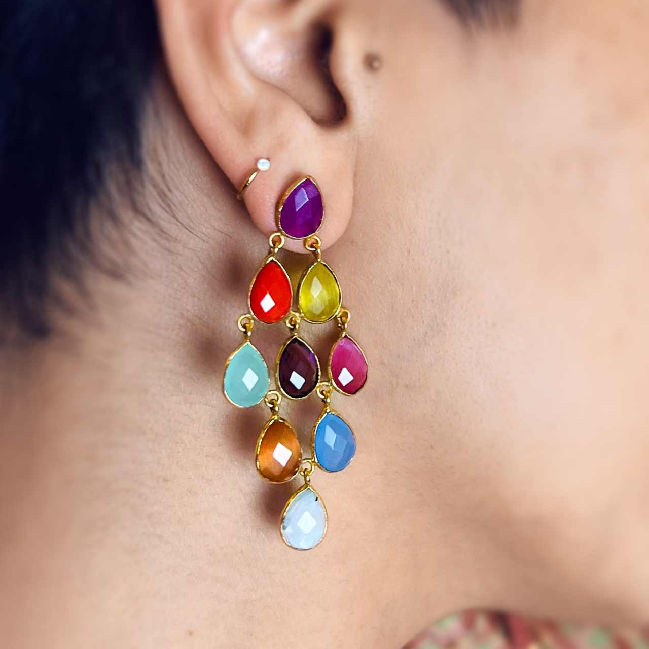 Øreringe guldbelagt med flerfarvede halvædelstene