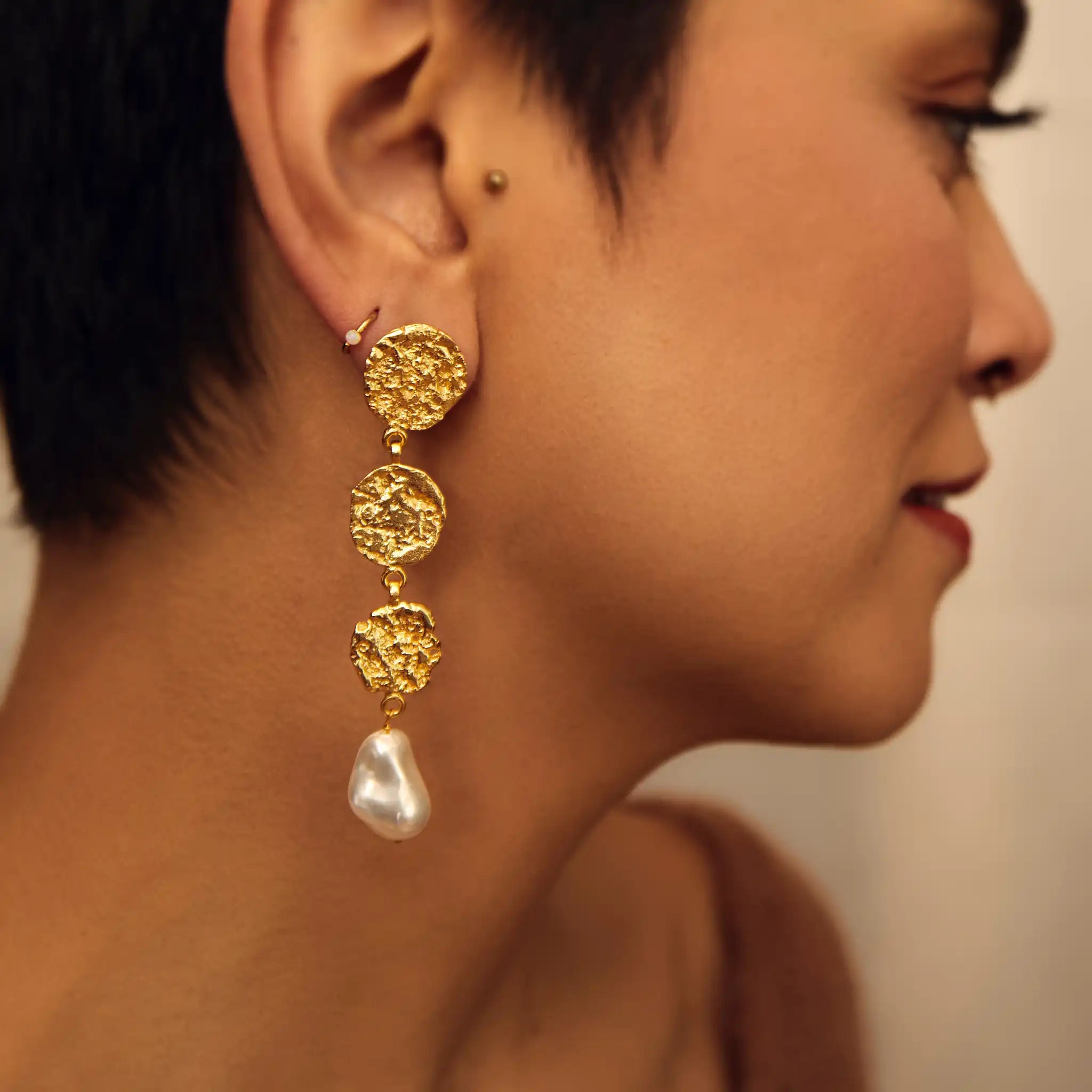 Guldbelagt ørering med fresh water perl