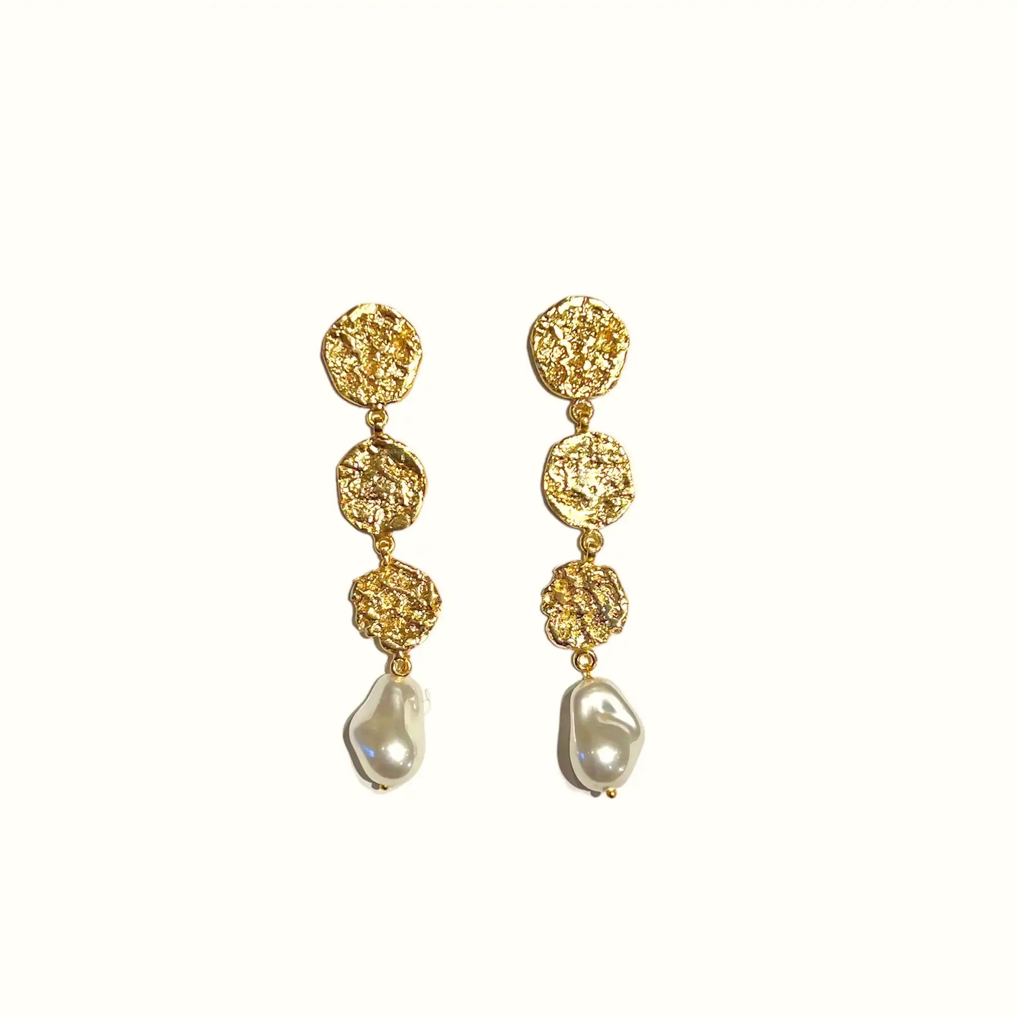 Guldbelagt ørering med fresh water perl