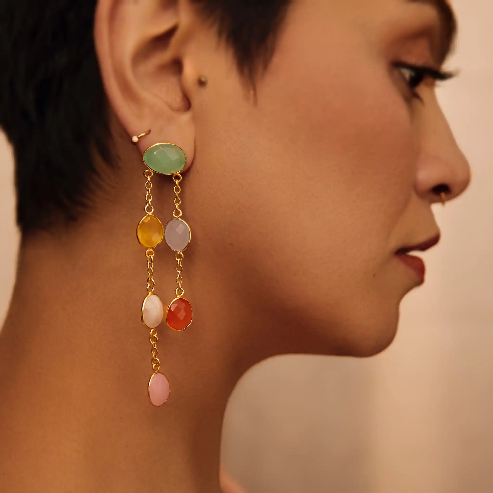 Øreringe guldbelagt med flerfarvede halvædelstene