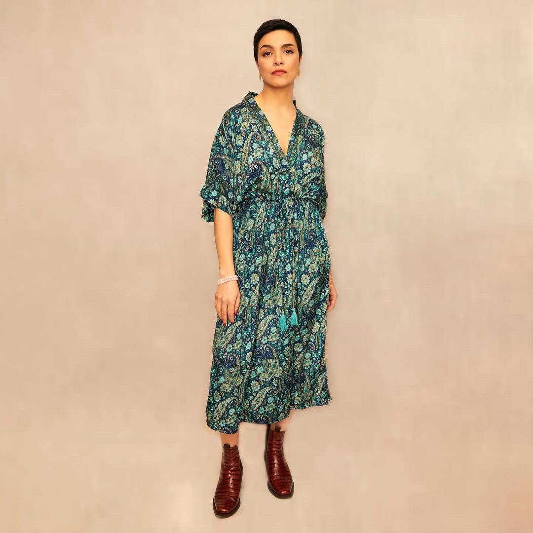 Kaftan med bindebånd – Empire Snit – Blå Paisley