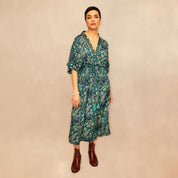 Kaftan med bindebånd – Empire Snit – Blå Paisley