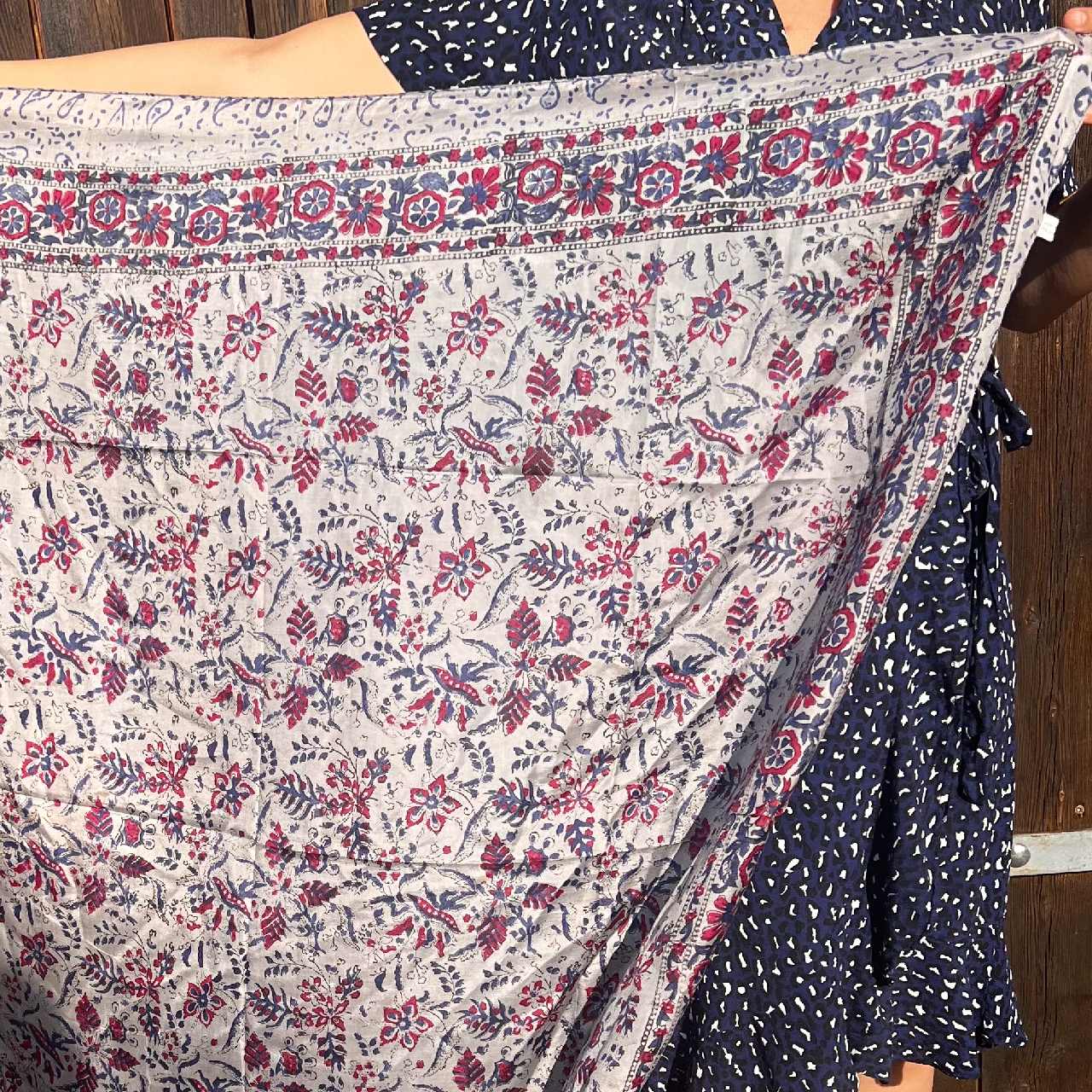 Sølvgrå silketørklæde med blomstret print