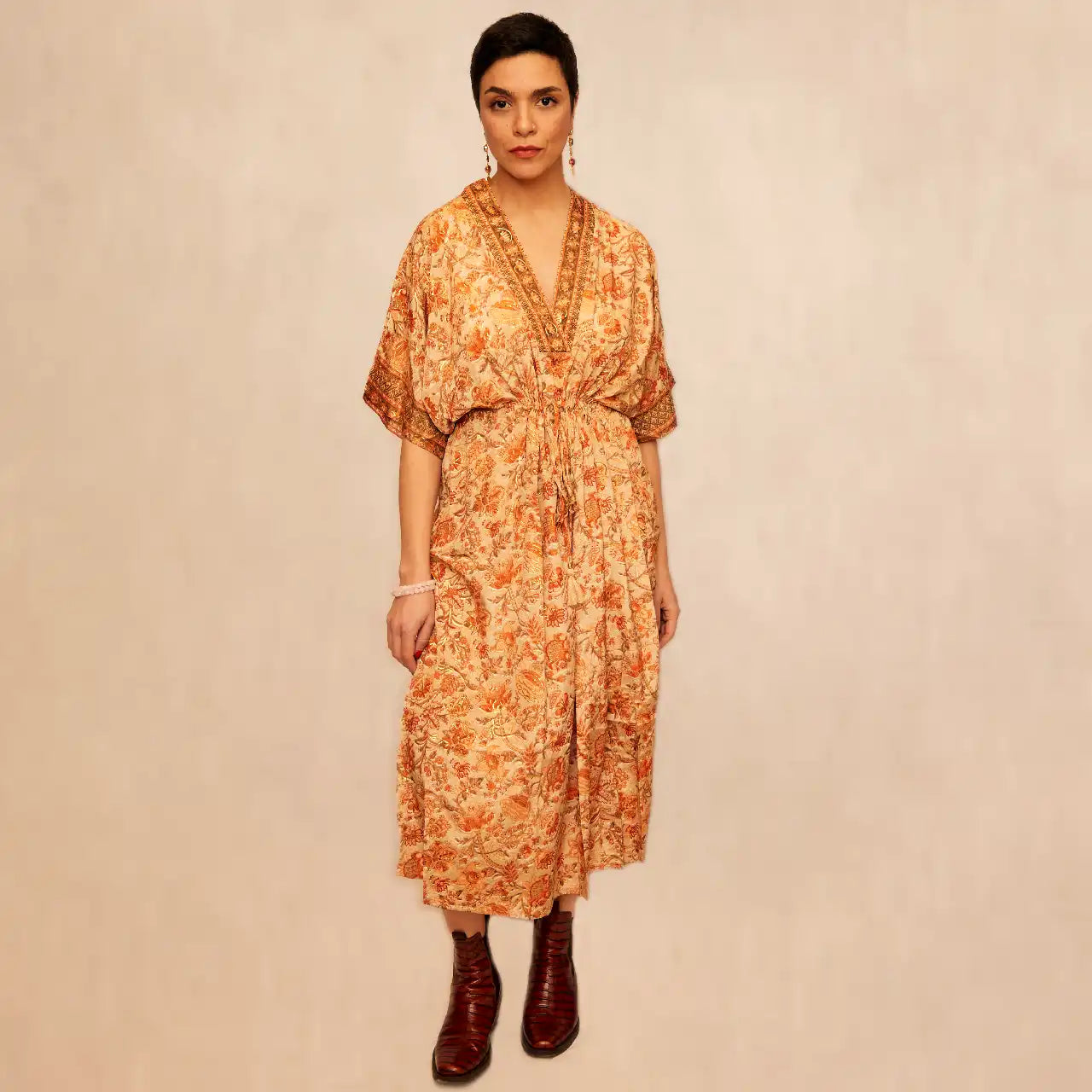 Kaftan med bindebånd – Empire Snit – Gylden/Brun